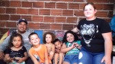 Mãe que cuida de 5 filhos passa por transformação e ganha curso de maquiagem; veja como ela ficou