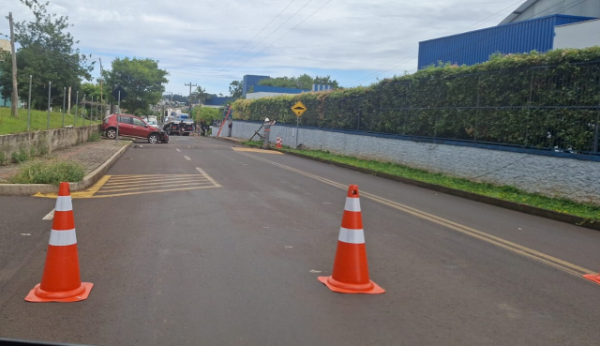 Carro colide em poste de energia elétrica