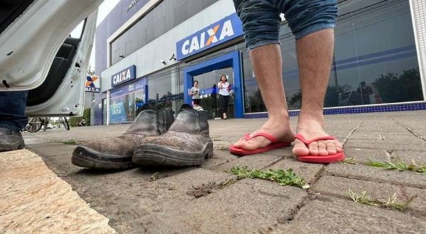 Cliente é impedido de entrar em agência da Caixa por estar calçando botina de trabalho