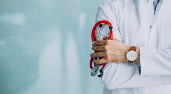 Médico de 76 anos é espancado e carbonizado dentro de casa no RJ
