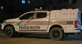 Mulher fica ferida após pedra ser arremessada contra residência