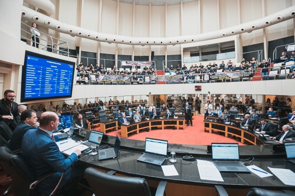 Votação sobre desconto de 14% para aposentados de SC é adiada após deputado pedir mais dados