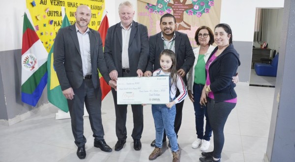 Cresol premia desenho vencedor do concurso para mascote da cooperativa
