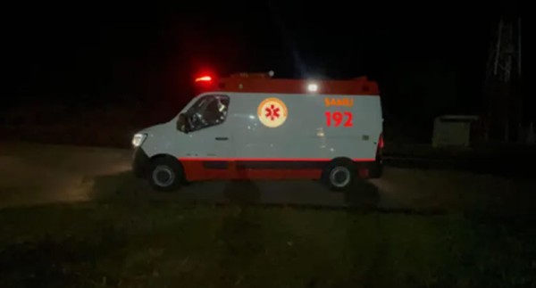 Homem sofre suspeita de fratura após colisão entre caminhonete e moto na PR-483