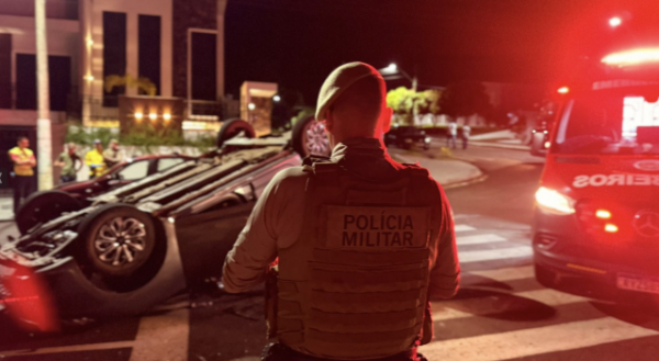 Colisão frontal seguida de capotamento deixa danos materiais e fuga de ocupantes