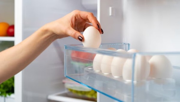 Por que não pode guardar ovos na porta da geladeira?