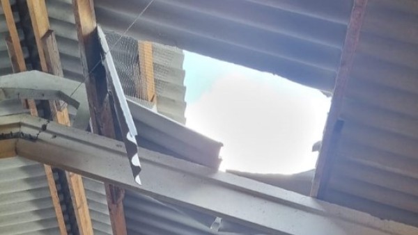 Adolescente fica ferido após cair de telhado de chiqueiro em construção no Oeste