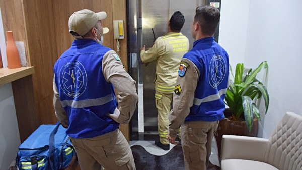 Elevador trava e idosa fica presa em edifício