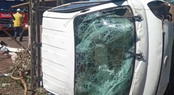 Homem fica ferido após veículo tombar na PRC 158