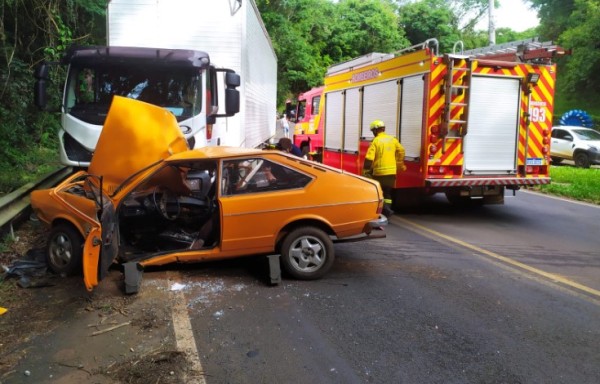 Motorista fica preso nas ferragens após colisão entre carro e caminhão no Oeste