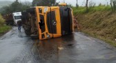 Caminhão tomba e interdita rodovia PR-180
