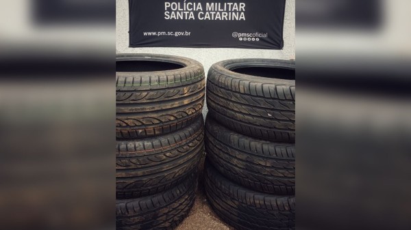 Dupla é presa após ser flagrada com pneus furtados
