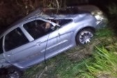 Homem fica ferido após carro sair da pista e capotar na PR-481