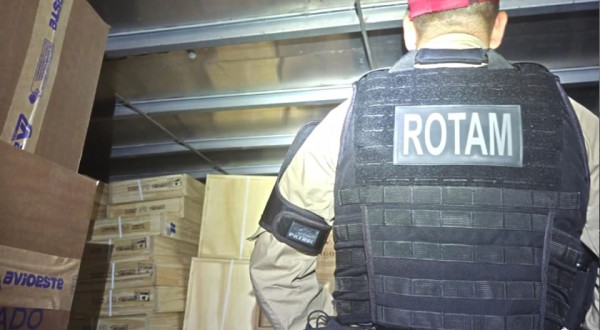 Operação na PR-280 apreende carga milionária de vinhos contrabandeados