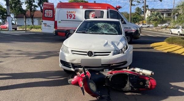 Colisão entre carro e moto deixa mulher de nacionalidade argentina ferida