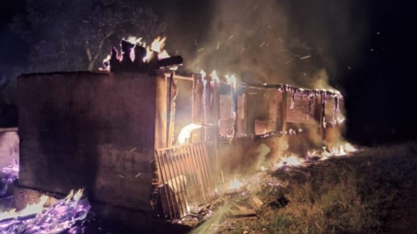 Cadáver carbonizado é encontrado num incêndio residencial