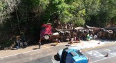Carreta tomba e carga é saqueada na BR 277