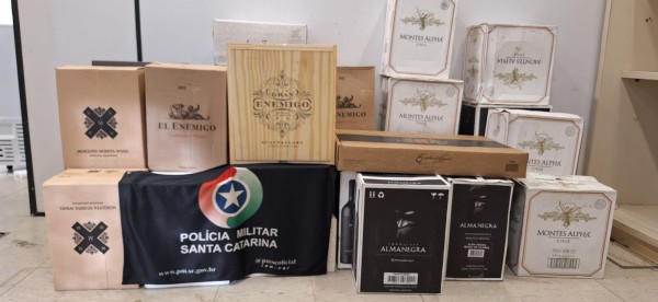 Polícia Militar apreende 210 garrafas de vinho no distrito de Idamar