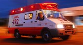 Motociclista sofre ferimentos graves após colidir em muro de escola