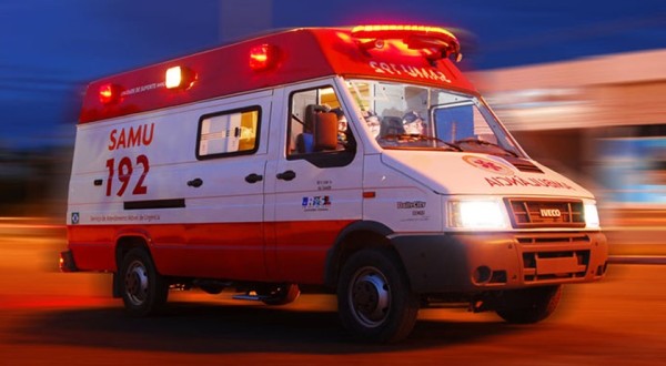 Motociclista sofre ferimentos graves após colidir em muro de escola