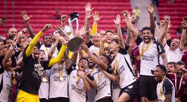 Corinthians vence o Flamengo em Brasília e conquista o título da Supercopa Rei