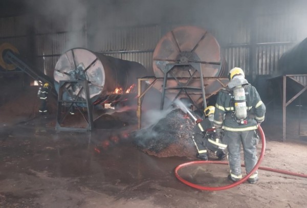 Bombeiros usam 10 mil litros de água para combater incêndio em empresa