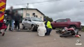 Mulher fica ferida em colisão entre carro e moto no centro