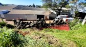 Carreta tomba e cai em pátio de empresa na Serra do BNH