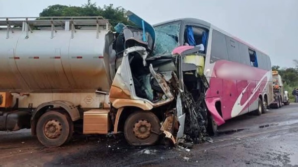 Colisão entre ônibus e caminhão deixa três mortos na BR-272
