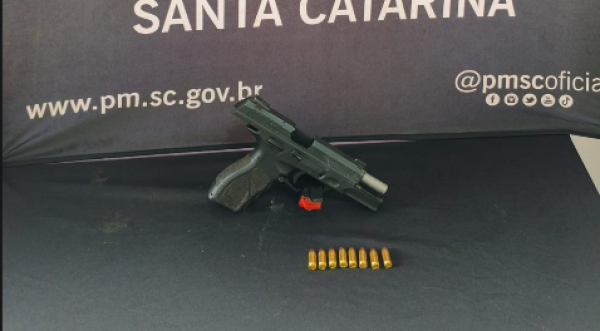 Mulher é presa por porte ilegal de arma de fogo durante abordagem