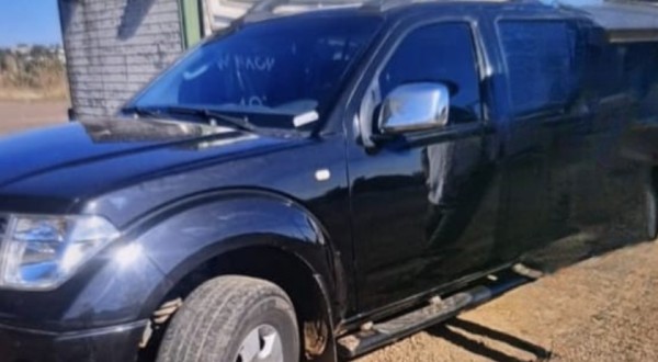 Criminosos disparam arma de fogo contra vítima durante roubo de caminhonete