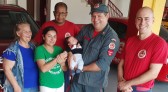 Bebê é salvo por bombeiros após engasgo com leite materno; Veja o vídeo