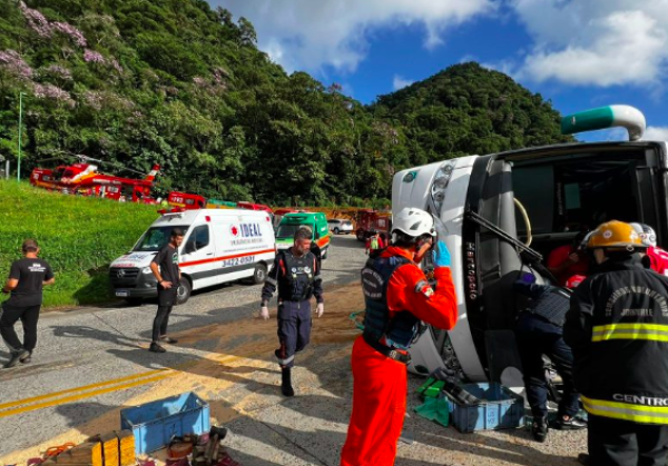 Tombamento de ônibus deixa mais de 40 vítimas na Serra Dona Francisca