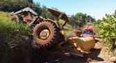 Condutor salta de trator antes de queda em barranco e fica ferido
