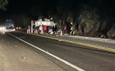 Caminhão carregado com 27 toneladas de frango congelado tomba e carga é saqueada