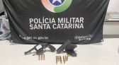Roubo, porte ilegal de arma e perseguição policial terminam com dois presos