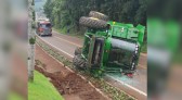 Máquina agrícola tomba no perímetro urbano de Verê após apresentar problemas mecânicos