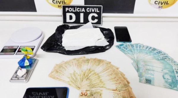 Polícia realiza prisão e apreende mais de 5 mil em dinheiro e drogas em Chapecó