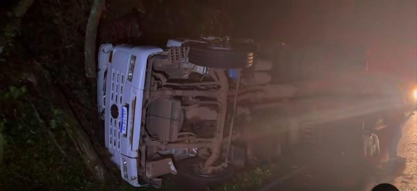 Caminhão fica sem freios e passageiros se ferem ao pular do veículo na PR 481