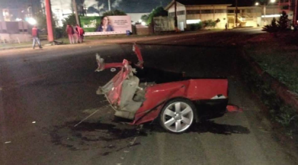 Veículo parte ao meio após bater em poste e motorista é socorrido com ferimentos graves