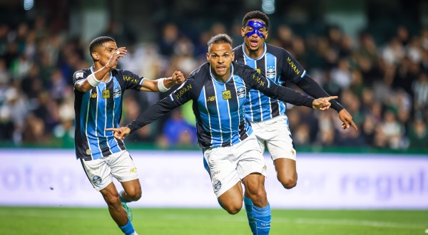 Grêmio vence o Coritiba com gol de Braithwaite no último lance da partida