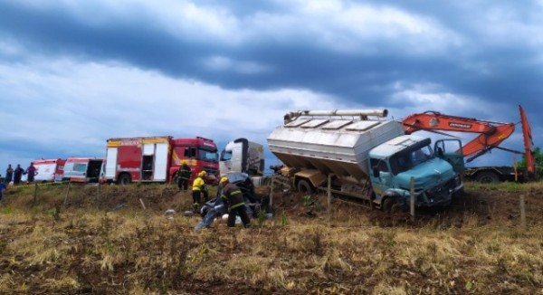Acidente entre caminhão e carro deixa quatro mortos em SC