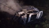 Motorista fica ferido após automóvel colidir contra poste e pegar fogo