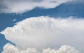 Semana começa com tempo firme e calor, mas termina com chuva e frio em SC