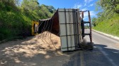 Caminhão tomba na BR-163 e deixa três feridos