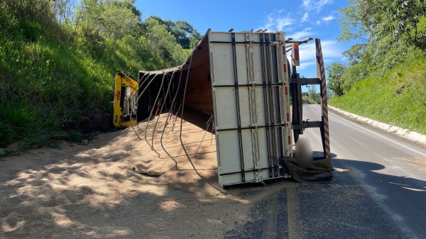 Caminhão tomba na BR-163 e deixa três feridos