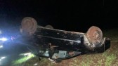 Carro capota ao desviar de animal na SC-492