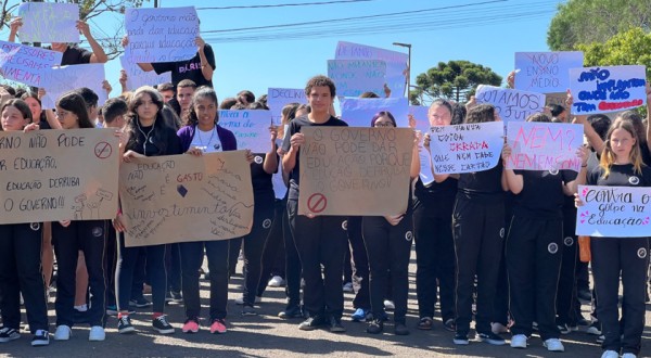 Alunos do Colégio Dr. Mario A. T. de Freitas realizam manifestação contra o novo ensino médio