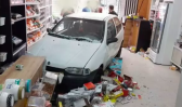 Idoso perde controle do carro, invade loja e deixa duas pessoas feridas no Oeste de SC