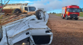 Carro capota na BR-163 e deixa duas pessoas feridas